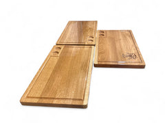 קרש חיתוך מעץ אלון מלא – עם חריץ לנוזלים וגומות לתיבול
קרש חיתוך איכותי מעץ אלון טבעי, בעבודת יד מוקפדת.
כולל חריץ היקפי לאיסוף נוזלים – לשמירה על ניקיון סביבת העבודה,
וגומות מובנות למלח, פלפל או תיבול מיידי – לנוחות ובישול מקצועי.
עיצוב פרקטי, עמיד ואסתטי – מתאים לשימוש יומיומי ולהגשה מרשימה.